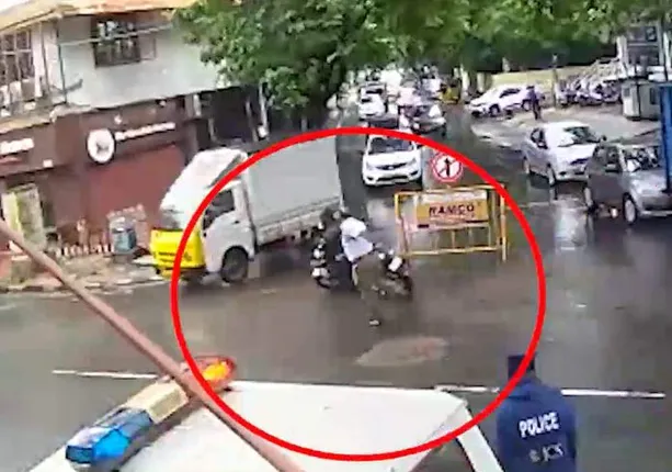 କନେଷ୍ଟବଳଙ୍କୁ ଚଳନ୍ତା ବାଇକରୁ ପେଲିଦେଲେ ଇନସପେକ୍ଟର : ଅଳ୍ପକେ ବଂଚିଗଲେ କନେଷ୍ଟବଳ । ସିସିଟିଭିରେ ରେକର୍ଡ ହେଲା ଦୃଶ୍ୟ