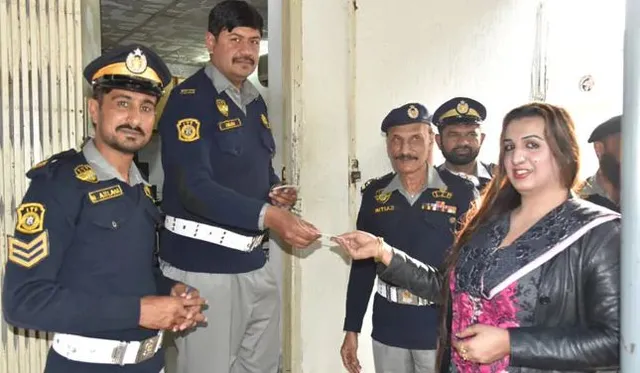 ପାକିସ୍ତାନରେ ପ୍ରଥମ ଟ୍ରାନ୍ସଜେଣ୍ଡର ମହିଳାଙ୍କୁ ମିଳିଲା ଡ୍ରାଇଭିଙ୍ଗ ଲାଇସେନ୍ସ :୧୫ ବର୍ଷ ଧରି ବିନା କୌଣସି ଲାଇସେନ୍ସରେ ଚଲାଉଥିଲେ ଗାଡି 