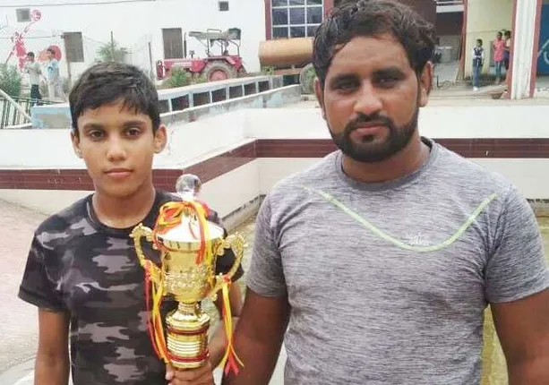 ଜିଦ୍ ଯୋଗୁଁ କୁସ୍ତି ମଇଦାନକୁ ପହଂଚିଲା ଝିଅ, ଗାଈ କ୍ଷୀର ହିଁ ଥିଲା ଏକମାତ୍ର ଆହାର । ଜାପାନରେ ଜିତିଲେ ସୁନା