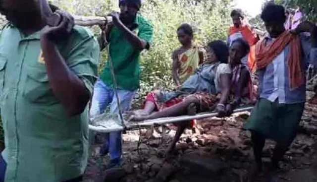 ରାଜ୍ୟରେ କମୁନି ଜନନୀ ଯନ୍ତ୍ରଣା ! ଭାରରେ ବୋହି ଆମ୍ବୁଲାନ୍ସ ପାଖକୁ ଆଣୁଥିବା ବେଳେ କନ୍ୟାସନ୍ତାନ ଜନ୍ମ ଦେଲେ ମହିଳା