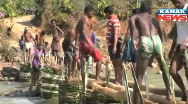 ଶୁଣିଲାନି ପ୍ରଶାସନ ! ଚାଉଳ ଓ ୧୦ ଟଙ୍କା ଲେଖାଏଁ ଚାନ୍ଦା ଆଦାୟ କରି କାଠପୋଲ ତିଆରି କଲେ ଗ୍ରାମବାସୀ