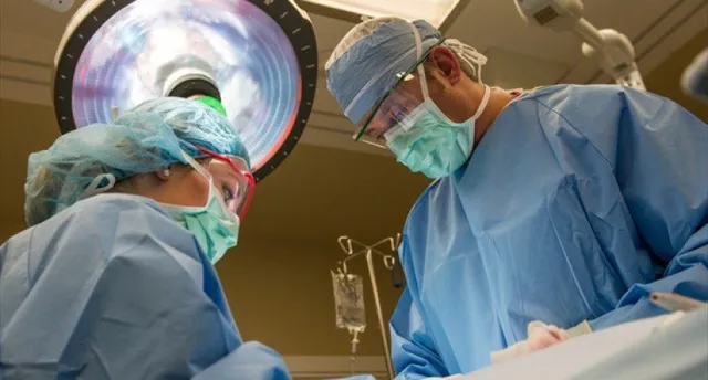 ଅପରେସନ୍ ସମୟରେ କିଡନୀକୁ ଟ୍ୟୁମର ଭାବି କାଢିଦେଲେ ଡାକ୍ତର ତା’ପରେ ମହିଳାଙ୍କ କ’ଣ ହେଲା ଜାଣନ୍ତୁ ।