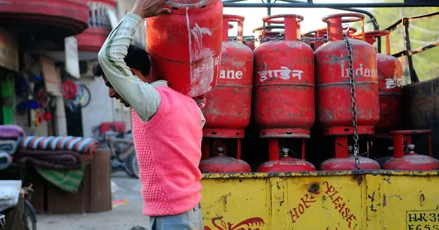 ମଧ୍ୟରାତ୍ରଠାରୁ ଲାଗୁ ହେବ ଗ୍ୟାସର ନୂଆ ଦର ! ଉଭୟ ସବସିଡି ଏବଂ ବିନା ସବସିଡି ଘରୋଇ ଗ୍ୟାସ୍ ର ବଦଳିବ ଦାମ୍ ।