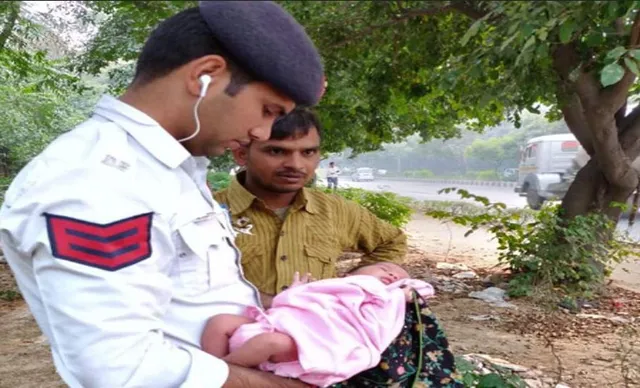 ବଦାନ୍ୟତା ଦେଖାଇଲେ ଦିଲ୍ଲୀ ଟ୍ରାଫିକ୍ ପୋଲିସ୍ ! ପରିତ୍ୟକ୍ତା ଶିଶୁକନ୍ୟାକୁ ଉଦ୍ଧାର କରି କରାଇଲେ ଚିକିତ୍ସା ।
