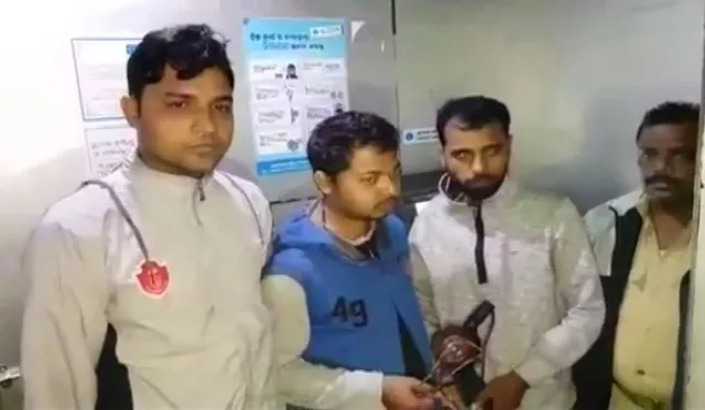 ଲୋକଙ୍କ ଆଗରେ ଲୁଟେରାଙ୍କୁ ପୁଲିସର ମାଡ଼ । ଏଟିଏମ ଲୁଟେରାଙ୍କୁ କାବୁ କରି ପିସିଆର ଭ୍ୟାନ ଜିମା ଦେଲେ ସ୍ଥାନୀୟ ଲୋକ