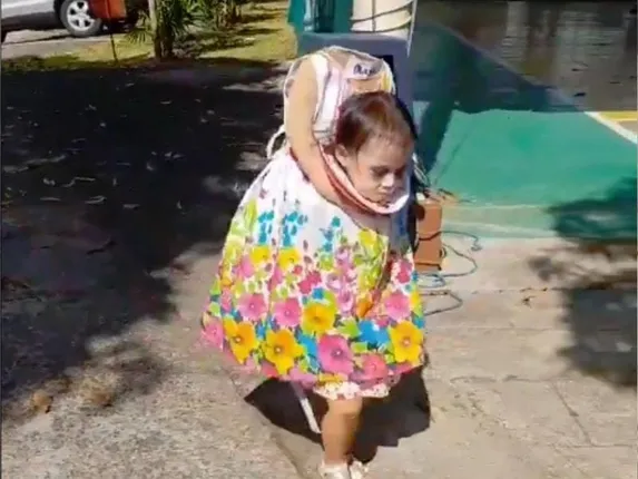 ଭୁତ ବେଶରେ କୁନି ଝିଅ, କଟାମୁଣ୍ଡ ଧରି ରାସ୍ତାରେ ଚାଲିଲା : ହାଲୋୱିନ୍ କୁ ଏଭଳି ଭାବେ ପାଳନ କରି ଚର୍ଚ୍ଚାରେ ୨ ବର୍ଷୀୟ ଶିଶୁ । ଭିଡିଓ ହେଲା ଭାଇରାଲ 