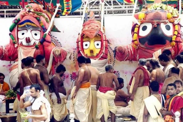 ଅଣସର ପିଣ୍ଡିରେ ଚତୁର୍ଦ୍ଧାମୂରତି ! ଶୁକ୍ଳ ବସ୍ତ୍ର ପରିଧାନ କରିବା ସହ ଧଳାଫୁଲ ହେଲା ଲାଗି