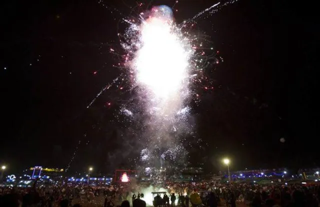 ତଳେ ଲାଗିଥିଲା ଲୋକଙ୍କ ଭିଡ ହଠାତ୍ ପବନରେ ଫୁଟିଗଲା ବାଣରେ ଭର୍ତ୍ତି ବେଲୁନ୍ ! ଆଉ ତା’ପରେ .... ଦେଖନ୍ତୁ ଛାତି ଥରାଇଦେଲା ଭଳି ଭିଡିଓ