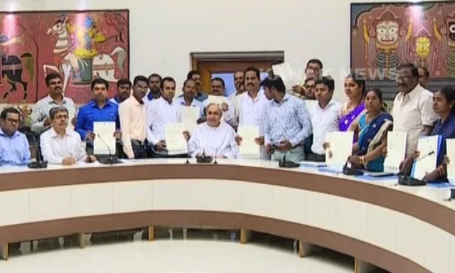 ସାହସିକତା ପାଇଁ ମିଳିଲା ସମ୍ମାନ ! ‘ତିତଲି’ ହିରୋଙ୍କୁ ସମ୍ବର୍ଦ୍ଧିତ କଲେ ମୁଖ୍ୟମନ୍ତ୍ରୀ ।