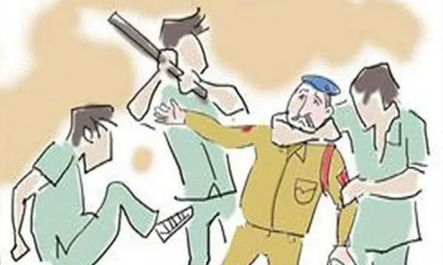 ପୁଲିସକୁ ଛେଚିଲେ ମଦ ବେପାରୀ । ସାଧା ପୋଷାକରେ ଥିବା ସ୍ପେଶାଲ ସ୍କ୍ବାଡ୍ ସଦସ୍ୟଙ୍କୁ ନିର୍ଦ୍ଧୁମ ପିଟିଲେ ବ୍ୟବସାୟୀ