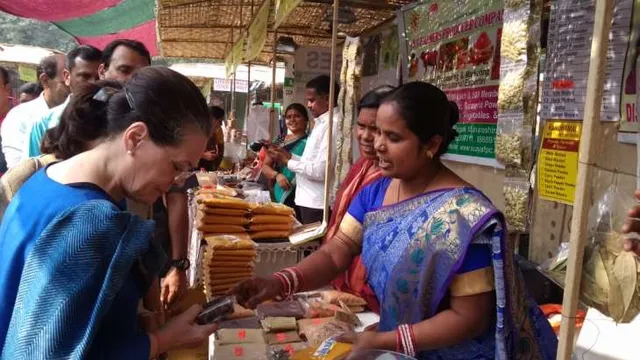 କନ୍ଧମାଳ ହଳଦୀ ପ୍ରେମରେ ସୋନିଆ ଗାନ୍ଧି ! କିଣିଲେ କିଛି ପ୍ୟାକେଟ ହଳଦୀ ।