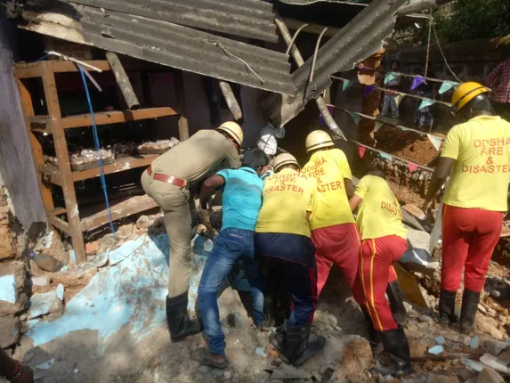 ଭୁବନେଶ୍ୱର ପାଇକନଗରରେ ଅଘଟଣ ! ଫ୍ୟାକ୍ଟ୍ରି କାନ୍ଥ ଭୁଶୁଡ଼ି ୩ ଗୁରୁତର ।