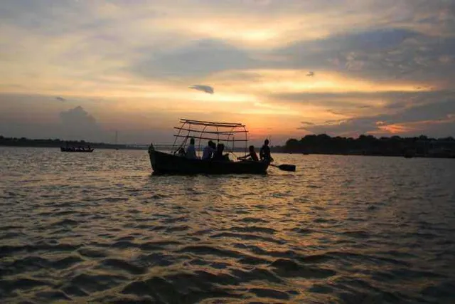 ମଝି ନଦୀରେ ହଟହଟା ହେଲେ ବିଚାରପତି । ନାଉରିଆ ଦେଖାଇଲା ନାଲି ଆଖି