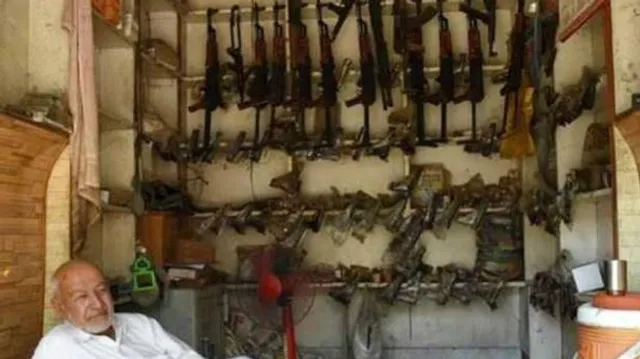 ଏଠାରେ ଏକେ-୪୭ର ଦାମ୍ ସ୍ମାର୍ଟଫୋନର ମୂଲ୍ୟ ସହ ସମାନ୍ ! ଜାଣନ୍ତୁ କେଉଁଠି ରହିଛି ଏହି ବନ୍ଧୁକ ବଜାର । 