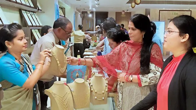 ଧନତେରସରେ ରାଜ୍ୟରେ ରେକର୍ଡ ଭାଙ୍ଗିଲା ସୁନାବିକ୍ରି । ଗୋଟିଏ ଦିନରେ ୧୪୦ କୋଟିର ଟଙ୍କାର ବ୍ୟବସାୟ