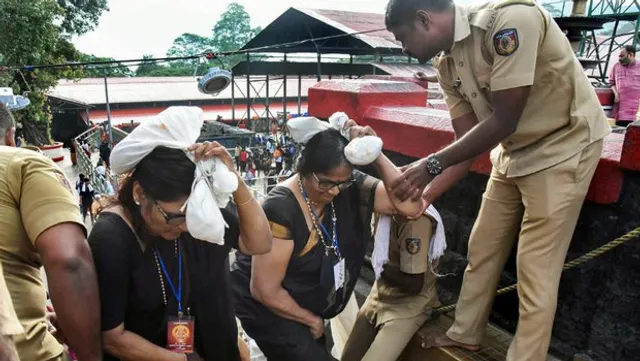 ଥମୁନି ସାବରିମାଳା ବିବାଦ ! ୫୨ବର୍ଷିୟ ମହିଳାଙ୍କ ଆଧାରକାର୍ଡ ଦେଖି ମନ୍ଦିରକୁ ଛାଡିଲେ ବିକ୍ଷୋଭକାରୀ ।