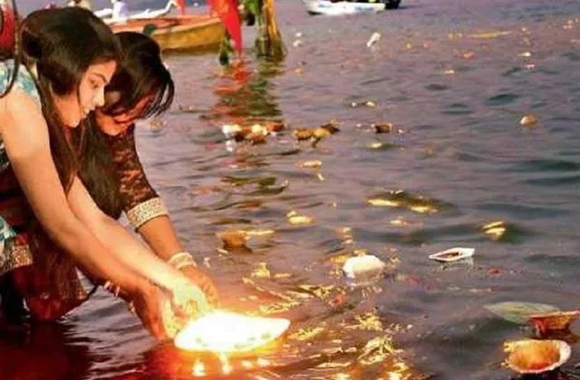 ଆଜି ପବିତ୍ର କାର୍ତ୍ତିକ ପୂର୍ଣ୍ଣମା ଅବସରରେ ବିଭିନ୍ନ ଜଳାଶୟରେ ଶ୍ରଦ୍ଧାଳୁ ଭସାଇଲେ ଡଙ୍ଗା : ପୁରୀ ସମେତ ଅନେକ ମନ୍ଦିରରେ ପ୍ରବଳ ଭକ୍ତଙ୍କ ସମାଗମ