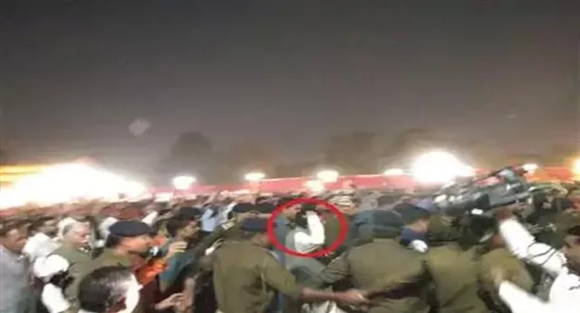 ହଟହଟା ହେଲେ ରେଳମନ୍ତ୍ରୀ ! ପୀୟୁଷ ଗୋଏଲଙ୍କ ଉପରକୁ କର୍ମଚାରୀ ଫୋପାଡିଲେ ଗରମ ପାତ୍ର, ଲଗାଇଲେ ରେଳମନ୍ତ୍ରୀ ମୁର୍ଦ୍ଦାବାଦ ନାରା