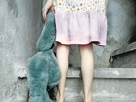 ସିସିଟିଭିରେ କଏଦ୍ ହେଲା ଲୋମଟାଙ୍କୁରା ଦୃଶ୍ୟ ! ଲିଫ୍ଟ ଭିତରେ ୪ ବର୍ଷର ଝିଅ ସାଙ୍ଗେ ଏଭଳି କିଛି ହେଲା ... ଦେଖନ୍ତୁ ଭିଡିଓ 