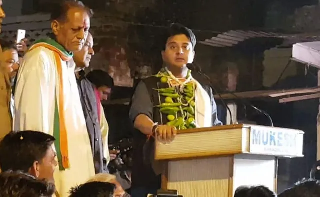 ନିର୍ବାଚନୀପ୍ରଚାର ସମୟରେ ଫୁଲମାଳ ବଦଳରେ ସାଂସଦ ପକାଇଲେ ଲେମ୍ବୁ ଓ ଲଙ୍କାମାଳ