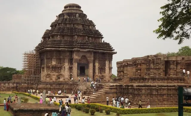 ବିଶ୍ୱ ଐତିହ ପ୍ରତି ନାହିଁ ସରକାରଙ୍କ ଦୃଷ୍ଟି ! କୋଣାର୍କ ମନ୍ଦିର ମୁଖଶାଳା ମୂଳରୁ ଚୂଳ ଯାଏଁ ଫାଟ ।