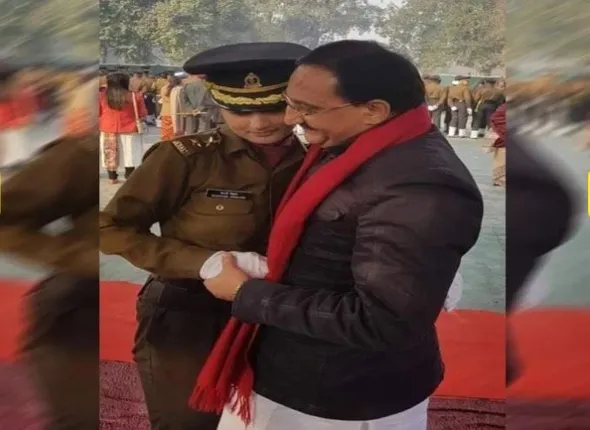 ଲକ୍ଷାଧିକ ଟଙ୍କାର ଚାକିରି ଛାଡି ସେନାରେ ଭର୍ତ୍ତି ହେଲେ ମୁଖ୍ୟମନ୍ତ୍ରୀଙ୍କ ଝିଅ ! ଯବାନ ପୋଷାକରେ ଝିଅକୁ ଦେଖି ଗର୍ବରେ ଫୁଲି ଗଲା ବାପାଙ୍କର ଛାତି