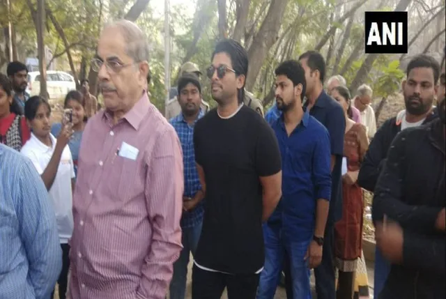 ନିର୍ବାଚନ ଲାଇନରେ ଟଲିଉଡ୍ କଳାକାର ! ନିର୍ବାଚନରେ ସାଧାରଣ ଜନତାଙ୍କ ସହ ଭୋଟ୍ ଦେବାକୁ ଆସିଲେ ରାଜନେତା ଏବଂ କଳାକାର ।