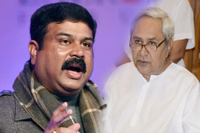 ନବୀନଙ୍କୁ ନକଲ କଲେ ଧର୍ମେନ୍ଦ୍ର ! ବିରୋଧୀଙ୍କ ମୁହଁରେ ଭାଇରାଲ ହେଲା ଆପଣମାନେ ଖୁସି ତ?