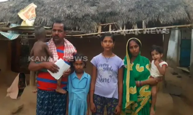 ଅଜଣା ରୋଗରେ ଆକ୍ରାନ୍ତ ୪ବର୍ଷର ଶିଶୁ ! ଦେହ ସାରା ମାଡି ଯାଇଛି କଳା କଳା ଦାଗ, ଦିନ ମଜୁରିଆ ବାପାଙ୍କ ପାଖରେ ଚିକିତ୍ସା ପାଇଁ ଅର୍ଥ ସାଜିଛି ବାଧକ ।