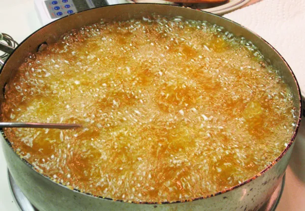 ଚା’ଦେବାରେ ସାମାନ୍ୟ ବିଳମ୍ବ ହେବା କାରଣରୁ ଦୋକାନୀଙ୍କ ଉପରେ ତତଲା ତେଲ ଢାଳିଲେ ଗ୍ରାହକ ! ଗୁରୁତର ଅବସ୍ଥାରେ ଡାକ୍ତରଖାନାରେ ଭର୍ତ୍ତି ।