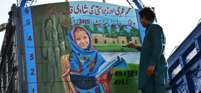 ଟ୍ରକ୍ ପଛପଟେ ଡ୍ରାଇଭର ଆଙ୍କୁଛନ୍ତି ଏହି ଛୋଟ ଝିଅର ଚିତ୍ର ! ମୁହଁରେ ହସ ଏବଂ ହାତରେ ବହି ଧରି କେଉଁ ସନ୍ଦେଶ ଦେଉଛି ଏହି ଝିଅ ଆସନ୍ତୁ ଜାଣିବା ।