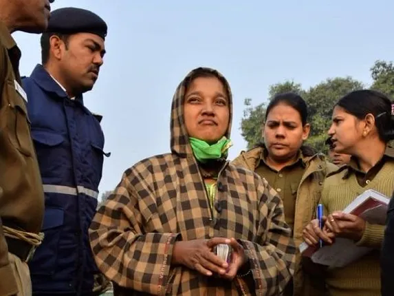 ‘ପାକିସ୍ତାନ ଜିନ୍ଦାବାଦ’ କହିବା ସହିତ ଅମର ଯବାନ ଜ୍ୟୋତି ପାଖକୁ ଫିଙ୍ଗିଲେ ଜୋତା : ପୁଲିସ ହାତରେ ଧରାପଡିଲେ ୫୦ ବର୍ଷୀୟା ମହିଳା