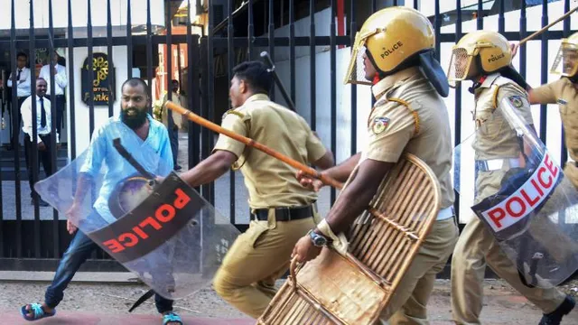 କେରଳରେ ବଢୁଛି ହିଂସା । ବିଧାୟକଙ୍କ ବାସଭବନକୁ ବୋମା ମାଡ, ଆରଏସଏସ କାର୍ଯ୍ୟାଳୟକୁ ପୋଡି ଦେଲେ ଦୁର୍ବୃତ୍ତ