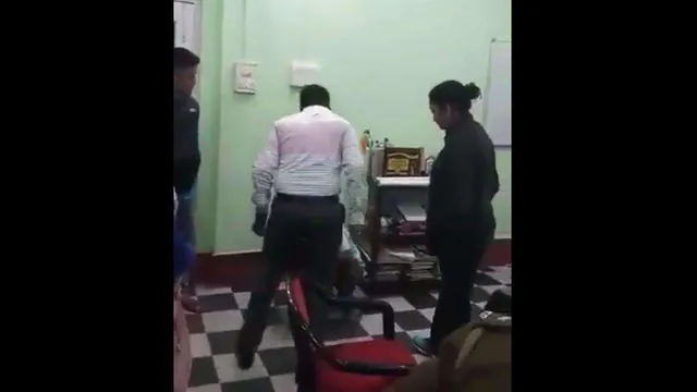 ଆଇଏଏସ୍ ଅଫିସରଙ୍କ ପତ୍ନୀଙ୍କ ଫେସବୁକ୍ ଆକାଉଣ୍ଟରେ ଯୁବକ ଦେଇଥିଲେ ଅସଭ୍ୟ କମେଣ୍ଟ ! ଥାନାକୁ ଡାକି ଯୁବକଙ୍କୁ ମାଡ ମାରିଲେ ଅଧିକାରୀ ଓ ପତ୍ନୀ । ଦେଖନ୍ତୁ ଭିଡିଓ