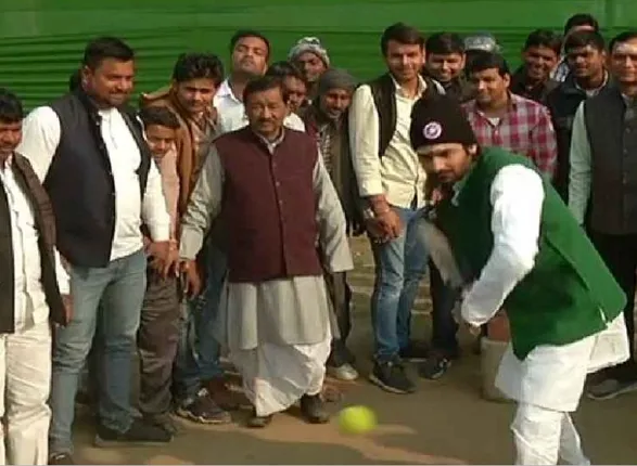 ବହୁରୂପୀ ତେଜପ୍ରତାପ ! କେତେବେଳେ ଶିବ ତ କେତେବେଳେ କୃଷ୍ଣ ଏବେ କ୍ରିକେଟର ଅବତାରରେ ଦେଖାଗଲେ ଲାଲୁ ଲାଡଲା । 