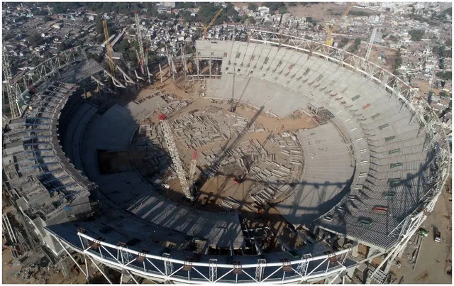 ଭାରତରେ ନିର୍ମାଣ ହେଉଛି ବିଶ୍ୱର ସବୁଠୁ ବଡ କ୍ରିକେଟ ଷ୍ଟାଡିୟମ । ସାମ୍ନାକୁ ଆସିଲା ନିର୍ମାଣ ସମୟର ଫଟୋ, ୧ ଲକ୍ଷରୁ ଅଧିକ ଦର୍ଶକ ଦେଖିପାରିବେ ମ୍ୟାଚ୍