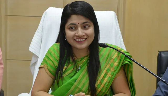 କଳଙ୍କିତ ହେଲା ଚର୍ଚ୍ଚିତ ଆଇଏଏସ ଚନ୍ଦ୍ରକଳାଙ୍କ କ୍ୟାରିୟର ! ଦୁର୍ନୀତି ଅଭିଯୋଗରେ ଛନ୍ଦି ହେଲେ ଚନ୍ଦ୍ରକଳା ।