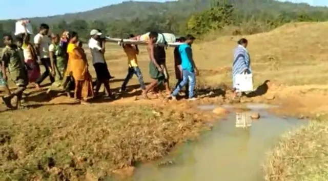 ଗାଁକୁ ରାସ୍ତା ନାହିଁ, ପୁଣି ୫ କିଲୋମିଟର ବୁହାହେଲେ ଗର୍ଭବତୀ ମହିଳା