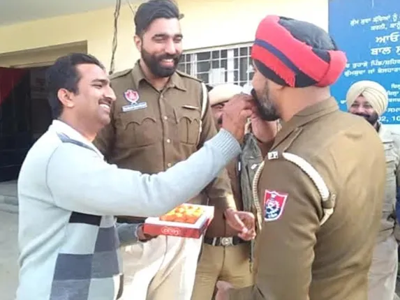 ରାତାରାତି ପୋଲିସ କନେଷ୍ଟବଳଙ୍କୁ କୋଟିପତି କରିଦେଲା ୨୦୦ ଟଙ୍କାର ଲଟେରୀ ।