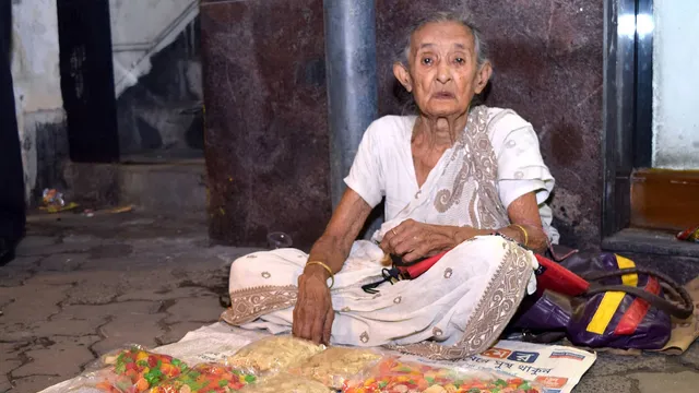 ପରିଣତ ବୟସରେ ମଧ୍ୟ ଆତ୍ମସମ୍ନାନକୁ ଗୁରୁତ୍ୱ ଦିଅନ୍ତି ୮୭ ବର୍ଷର ଏହି ବୁଢୀମା’ ! କୁହନ୍ତି ଜୀବିତ ଥିବା ଯାଏ ଭିକ ମାଗିବି ନାହିଁ ।