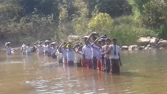 ପାଠପଢ଼ା ପାଇଁ ଜଙ୍ଗଲିଆ ରାସ୍ତା ଓ ନଦୀ ପାର ହେଉଛନ୍ତି କୁନି କୁନି ପିଲା ! ଘର ଅନୁଗୁଳ ହେଲେ କେନ୍ଦୁଝରରେ ସ୍କୁଲ୍