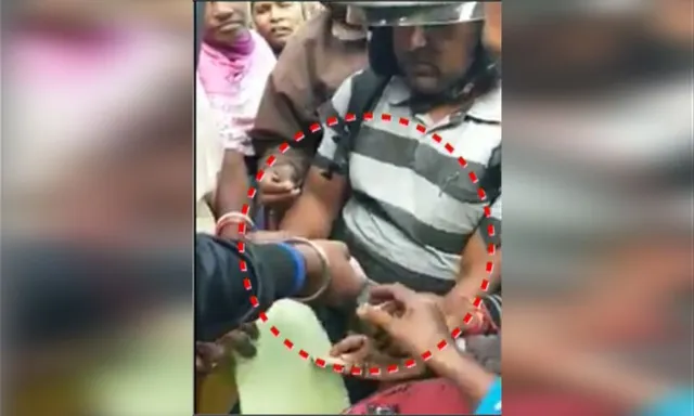 କାଳିଆ ଯୋଜନାର ଫର୍ମ ବିକ୍ରି ନେଇ ବାଲେଶ୍ୱରରେ ଭାଇରାଲ ହେଲା ଭିଡିଓ । ପଂଚାୟତ ଅଫିସ ଆଗରେ ୫୦ଟଙ୍କାରେ ବିକ୍ରି ହେଉଛି ଫର୍ମ