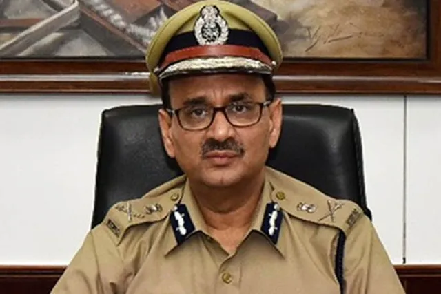 ଦରକାର ନାହିଁ ସରକାରୀ ଚାକିରି ! ସିବିଆଇ ନିର୍ଦ୍ଦେଶକ ପଦରୁ ହଟାଯିବା ପରେ ଚାକିରି ଛାଡିଲେ ଆଇପିଏସ ଅଫିସର ଆଲୋକ ବର୍ମା  । 