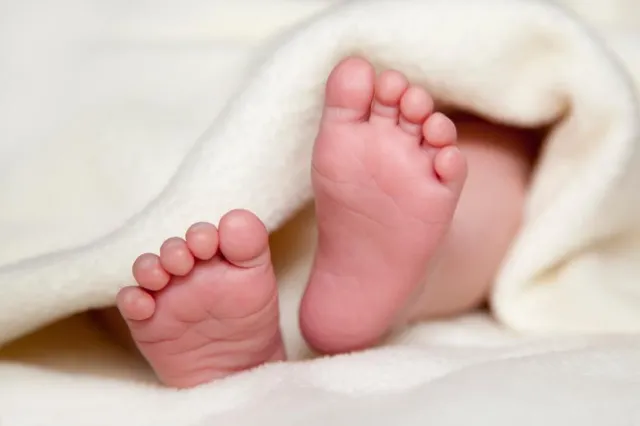 ସରକାରୀ ମେଡିକାଲରେ ଅଭାବନୀୟ ଚିତ୍ର ! ପ୍ରସୂତିଙ୍କୁ ଛାଡି ପଳାଇଲେ କର୍ମଚାରୀ, ହାର ନମାନି ପିଲାକୁ ଜନ୍ମ ଦେଲେ ମହିଳା