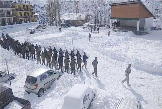 -୧୧ ଡିଗ୍ରୀ ତାପମାନରେ ହେଲା ସାଧାରଣତନ୍ତ୍ର ଦିବସ ପାଇଁ ପରେଡ୍ ! ଯବାନଙ୍କ ଠାରୁ ଆରମ୍ଭ କରି ସ୍କୁଲପିଲା ପର୍ଯ୍ୟନ୍ତ ସବୁ କଲେ ପ୍ରସ୍ତୁତି । 