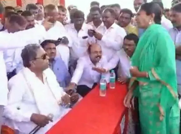 ରାଗରେ ନିୟନ୍ତ୍ରଣ ହରାଇଲେ ସିଦ୍ଧରମେୟା ! ମହିଳାଙ୍କ ହାତରୁ ମାଇକ ଛଡାଇବାବେଳେ ଟାଣିହୋଇଗଲା ଓଢଣି ।