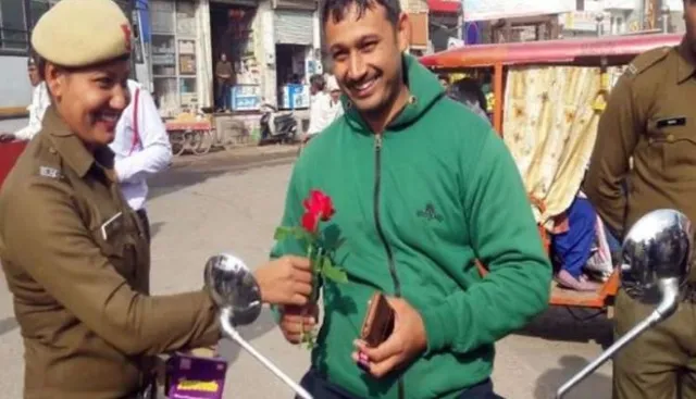 ଚେକିଂ ବେଳେ ସ୍ୱାମୀଙ୍କୁ ବିନା ହେଲମେଟରେ ଧରିଲେ ମହିଳା ଟ୍ରାଫିକ ପୋଲିସ ! ଚକୋଲେଟ୍, ଫୁଲ ଦେଇ କହିଲେ ଏଥର ଛାଡିଲି, ଆର ଥରକୁ...