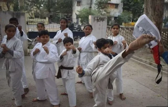 ଆତଙ୍କବାଦୀଙ୍କୁ ମାରିବାକୁ ଏବେଠୁ ପ୍ରସ୍ତୁତ ହେଉଛନ୍ତି କୁନି କୁନି ପିଲା । ‘ହାଫିଜ୍ ସଇଦ’ ଉପରକୁ ମାରିଚାଲିଛନ୍ତି ଶହ ଶହ ଥର ଲାତ- ଗୋଇଠା