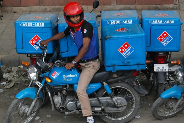 ଆମ ପାଇଁ ମଜା ହେଲେ ଏମାନଙ୍କ ପାଇଁ ସଜ୍ଜା ! ସମୟରେ ପିଜ୍ଜା ନପହଂଚିପାରିଲେ ଗ୍ରାହକଙ୍କୁ ମାଗଣାରେ ମିଳିଯାଏ ସତ ହେଲେ କଟିଯାଏ ଡେଲିଭରୀ ବଏର ଦରମା