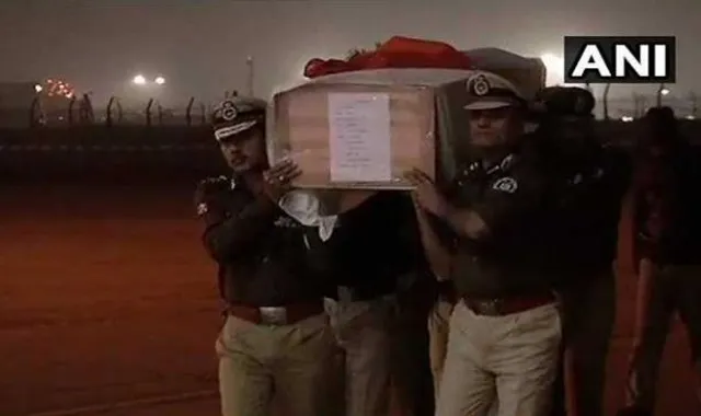 ଅଶ୍ରୁଳ ଆଖିରେ କନୌଜ ସହିଦଙ୍କ ଅନ୍ତିମ ସଂସ୍କାର ! ମୁଖାଗ୍ନି ଦେବା ପରେ ବେହୋସ୍ ହୋଇଗଲା ୧୦ ବର୍ଷୀୟ ଝିଅ